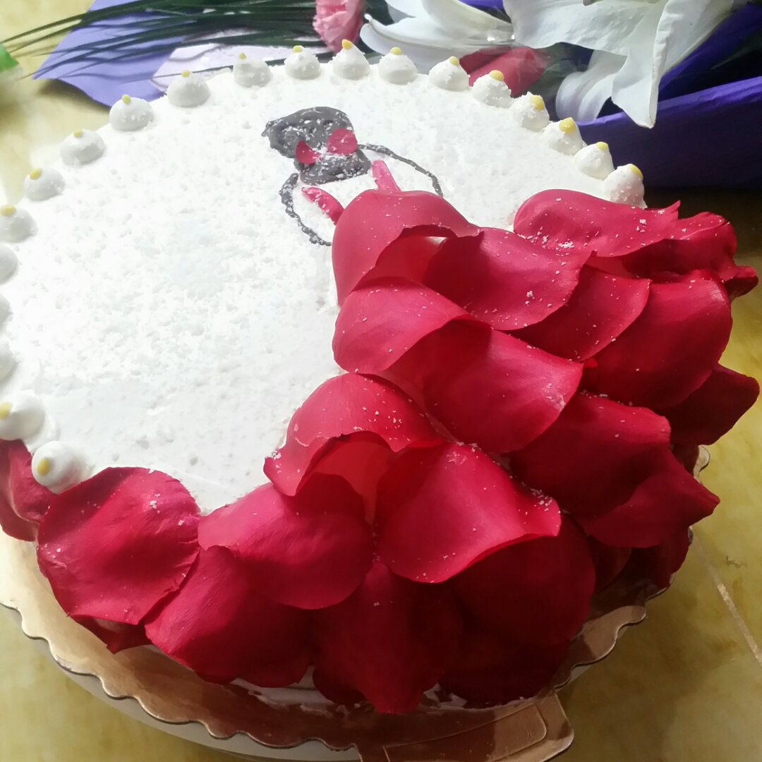 玫瑰花瓣生日蛋糕