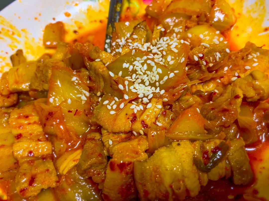 泡菜炒五花肉