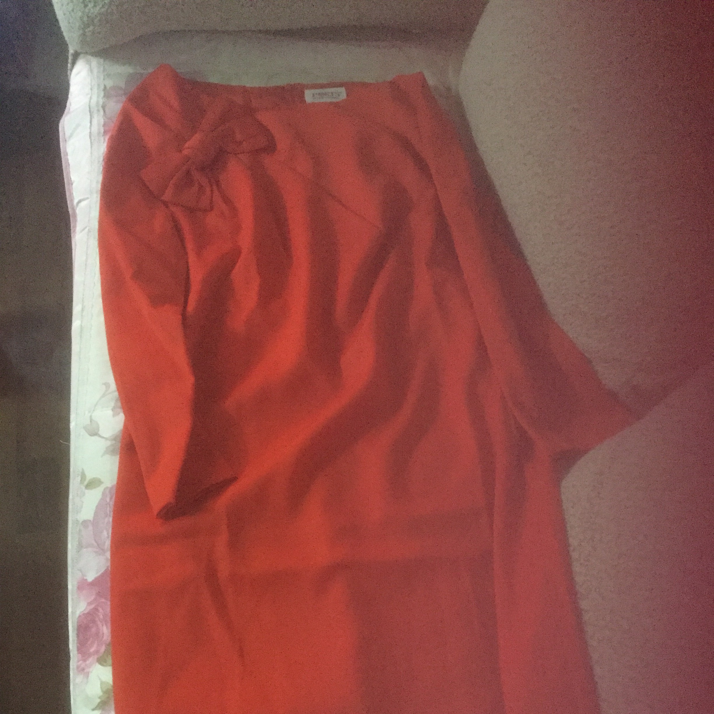 红色的连衣裙