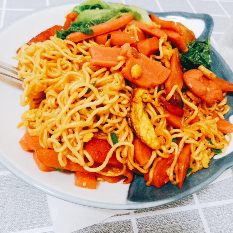 什汐做的火腿鸡蛋炒面