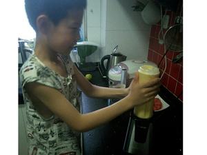 武奥哲做的芒果香蕉奶昔smoothie的做法 步骤6