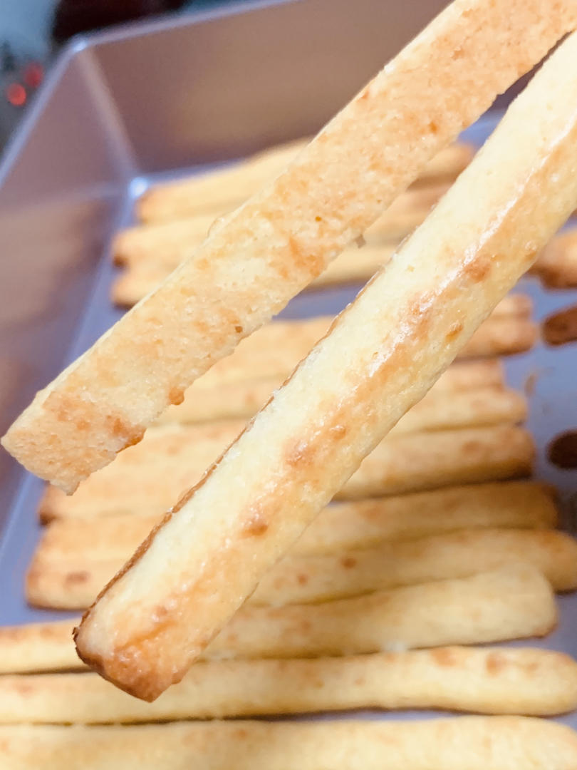 没天赋厨娘做的马苏里拉芝士条饼干