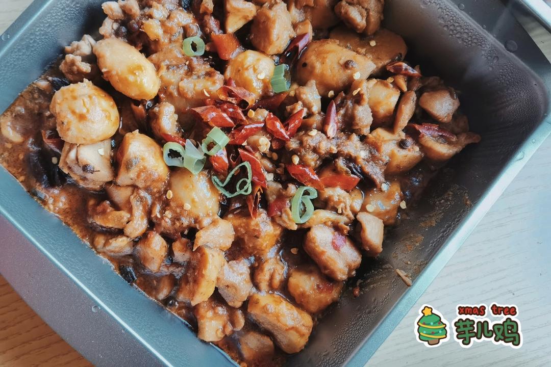 厨师长教你：“芋儿烧鸡”的做法，芋头香糯软烂，鸡肉细嫩脱骨