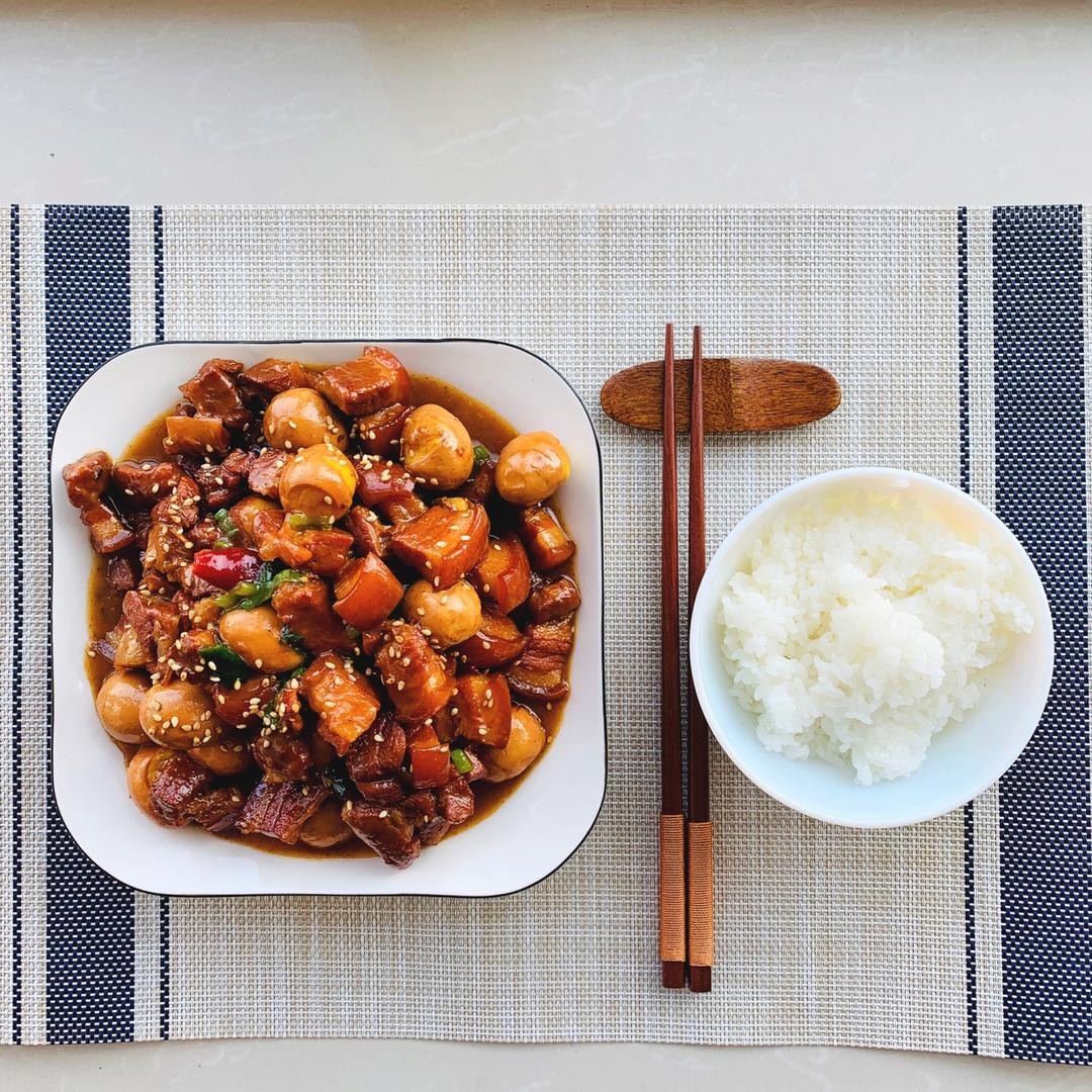 加了鹌鹑蛋后，这盘红烧肉，美味的逆天啦——鹌鹑蛋烧肉（孔瑶食谱）