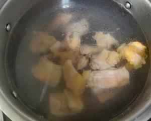 『营养好吃』藕片胡萝卜香菇鸡汤的做法 步骤2