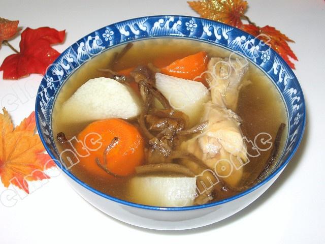 淮山茶树菇鸡汤的做法