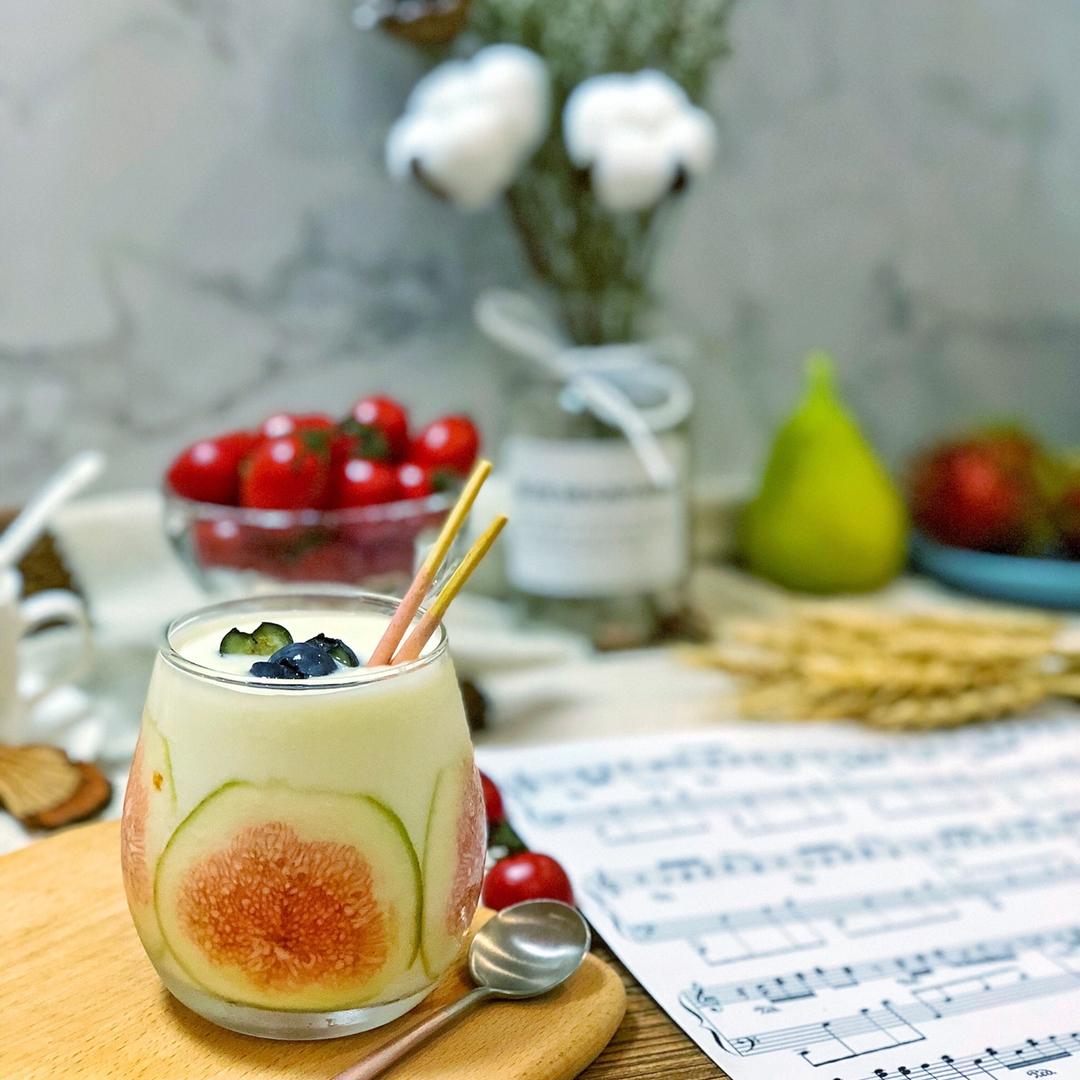 无花果杯壁酸奶奶昔