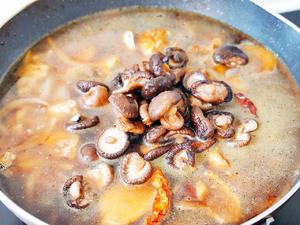 拌饭拌面都好吃的香菇土豆炖鸡的做法 步骤9