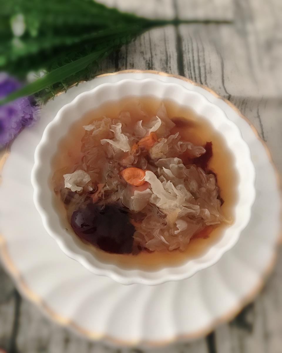 冰糖银耳红枣汤