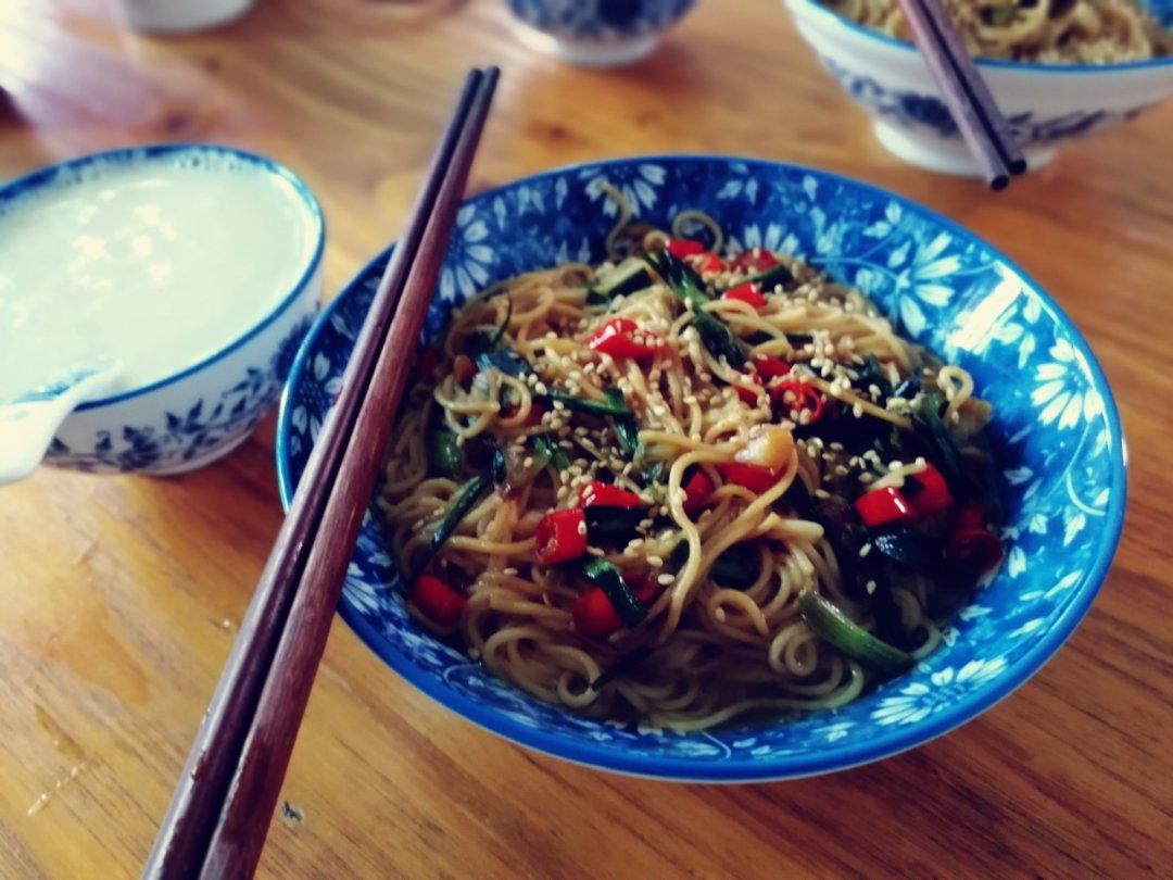 10分钟搞定的一碗葱油拌面