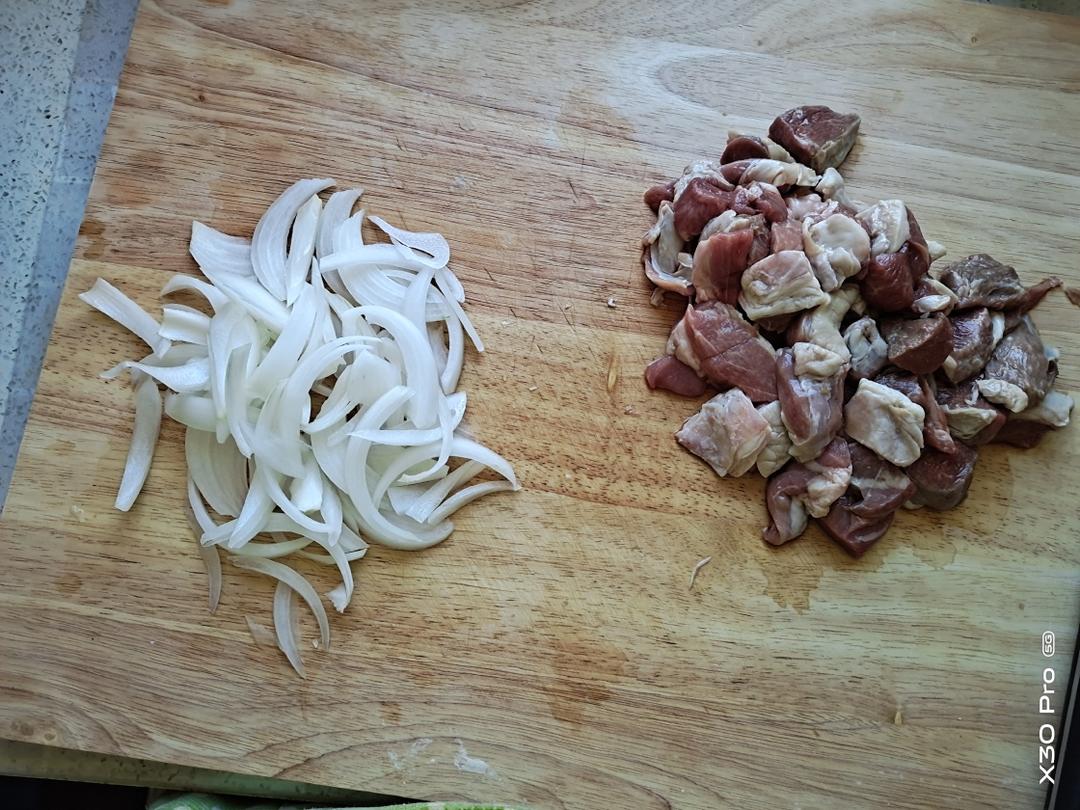 新疆抓饭（简单又好吃的电饭锅版）的做法 步骤1