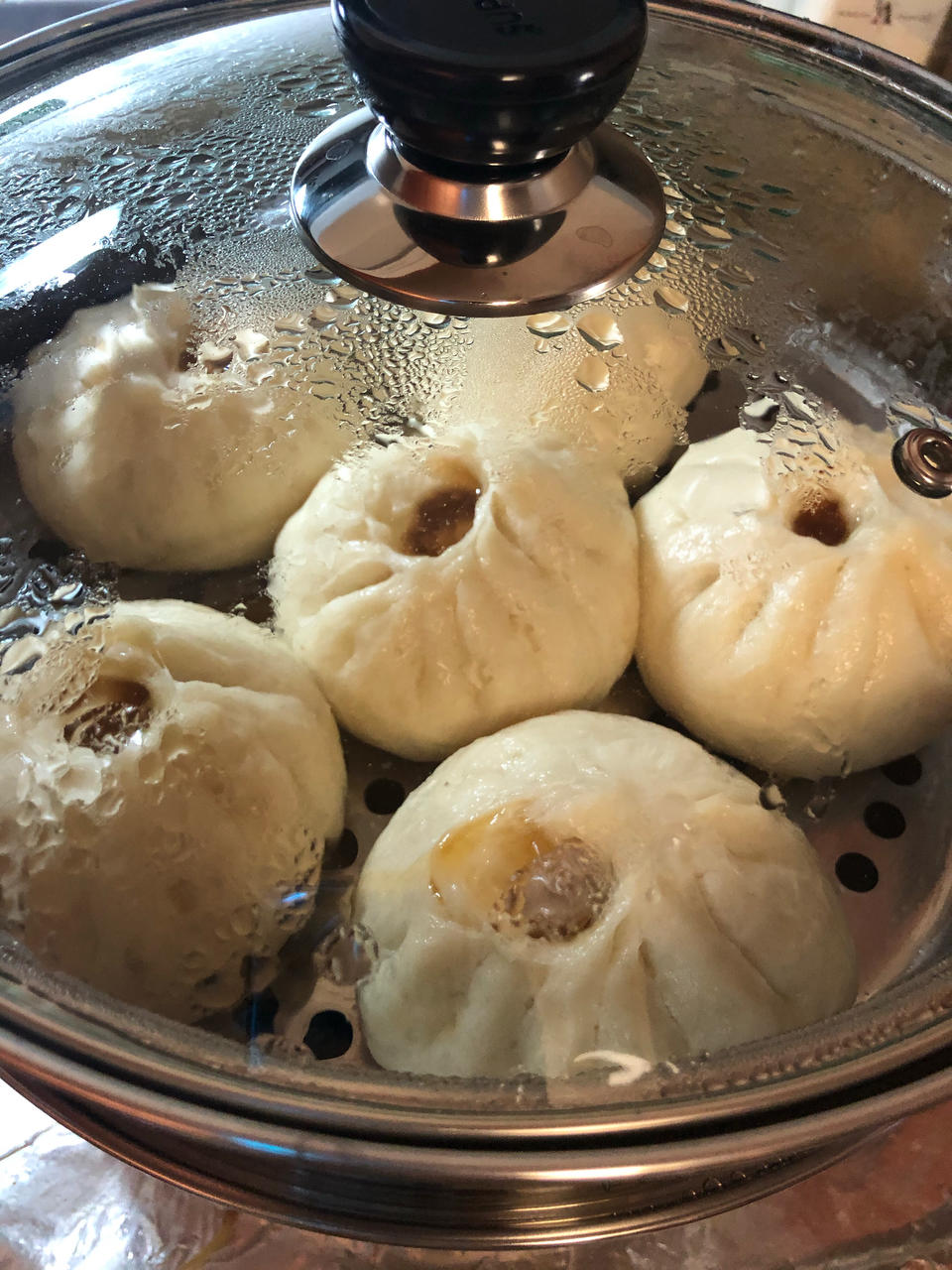 松软多汁的肉包子