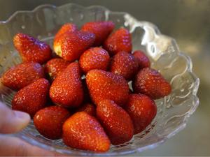 『糖渍草莓』小时候的味道的做法 步骤1