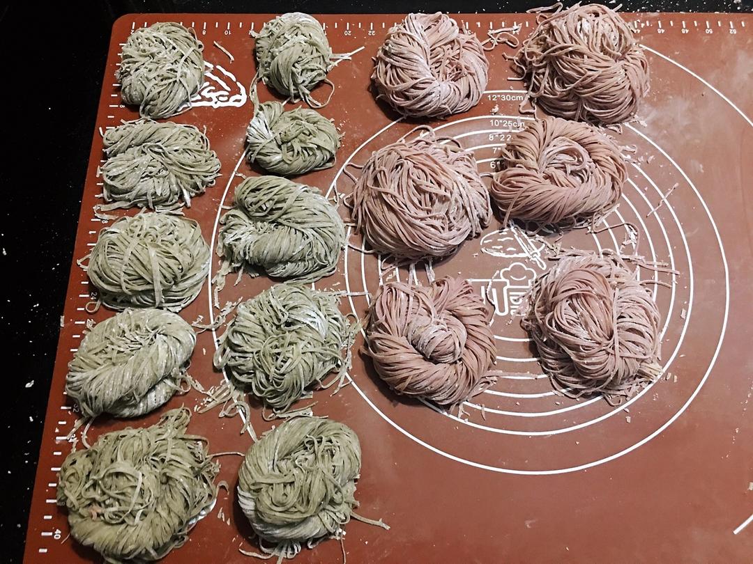 【爽滑筋道的自制面条】（鸡蛋面、菠菜面和胡萝卜面）-面面俱到，家的味道