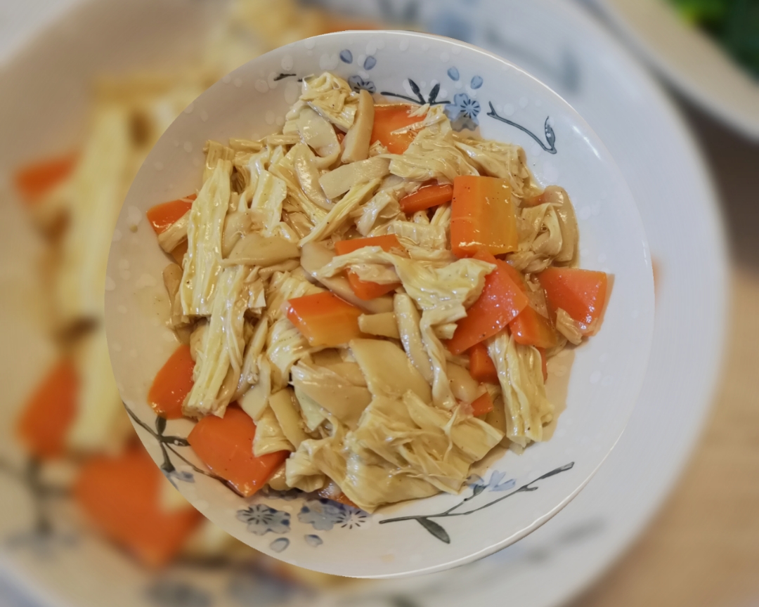 素食餐家常快手菜，腐竹红萝卜炒鸡腿菇的做法
