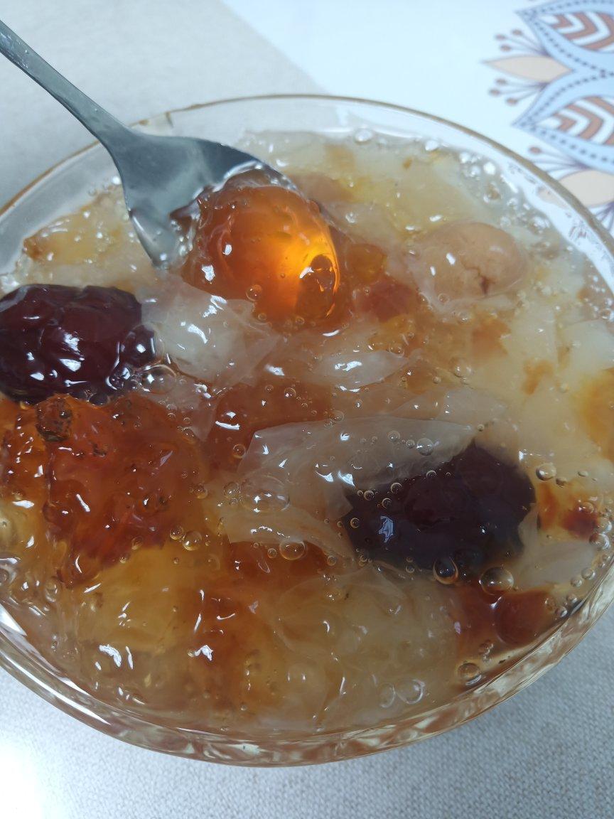 银耳桃胶红枣汤