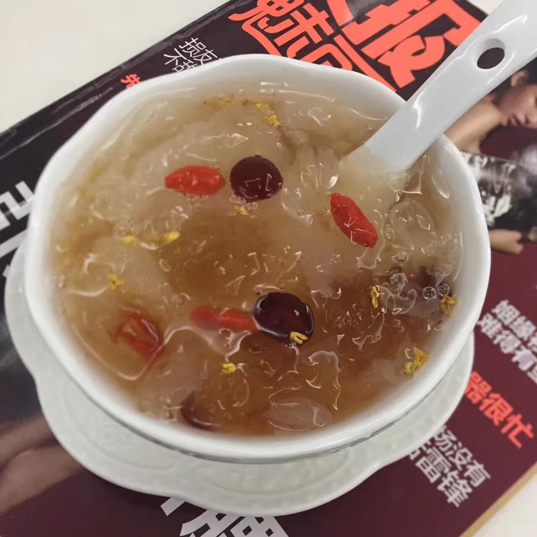 银耳莲子桃胶羹