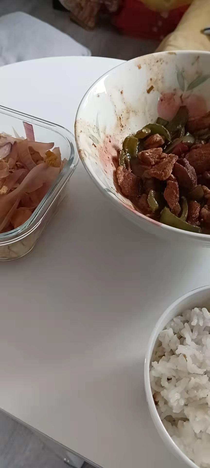 经典的家常菜，青椒炒肉丝，简单的食材也能做出如此美味