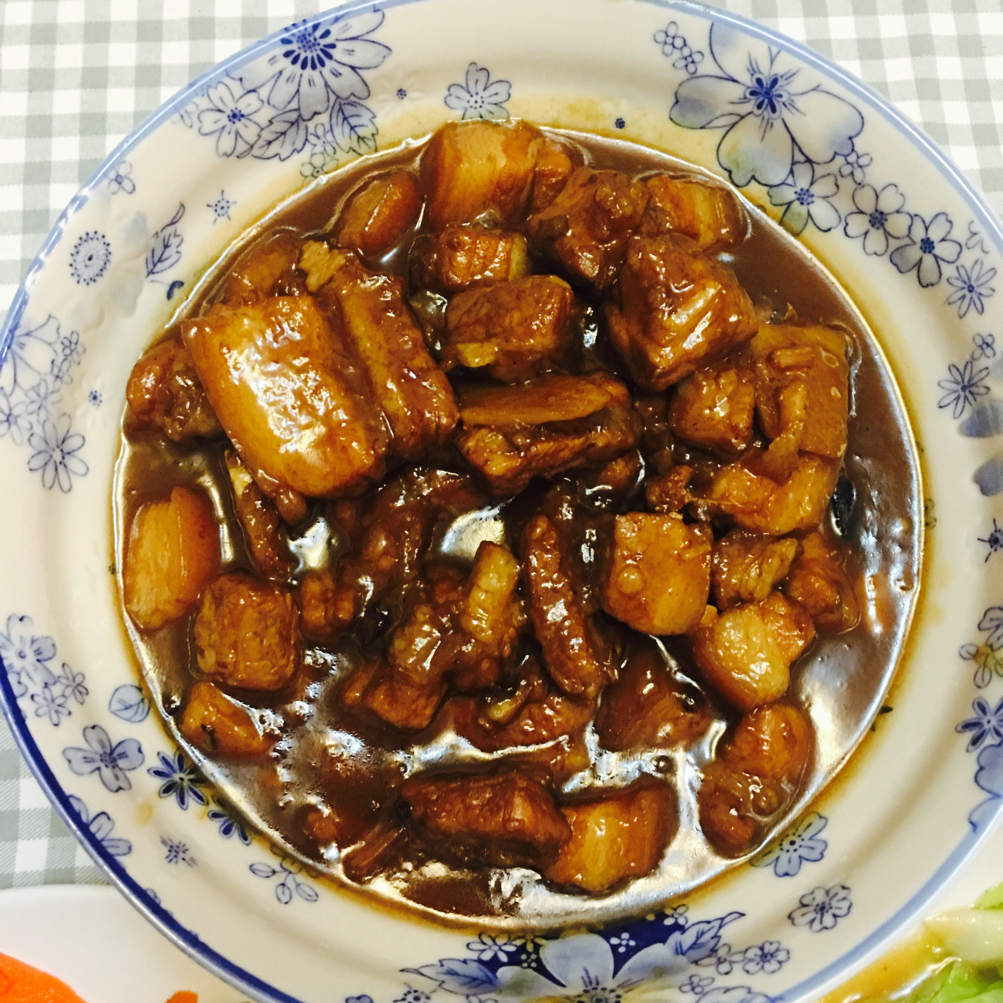 吃着碗里望着锅里的红烧肉