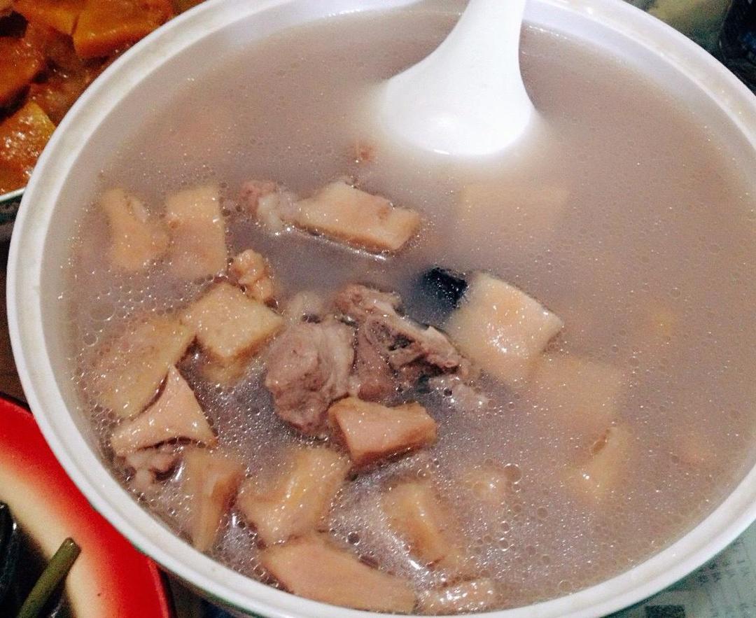 榴莲囊排骨汤的做法