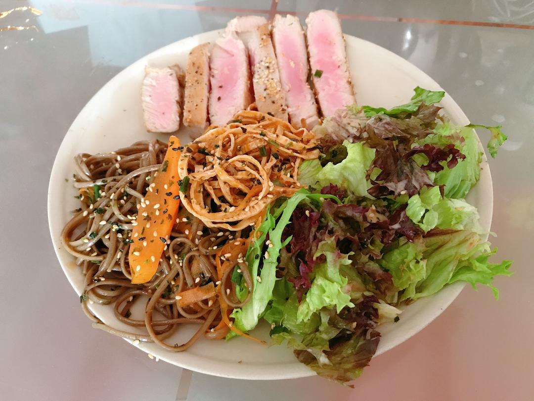 嫩煎金枪鱼配荞麦沙拉