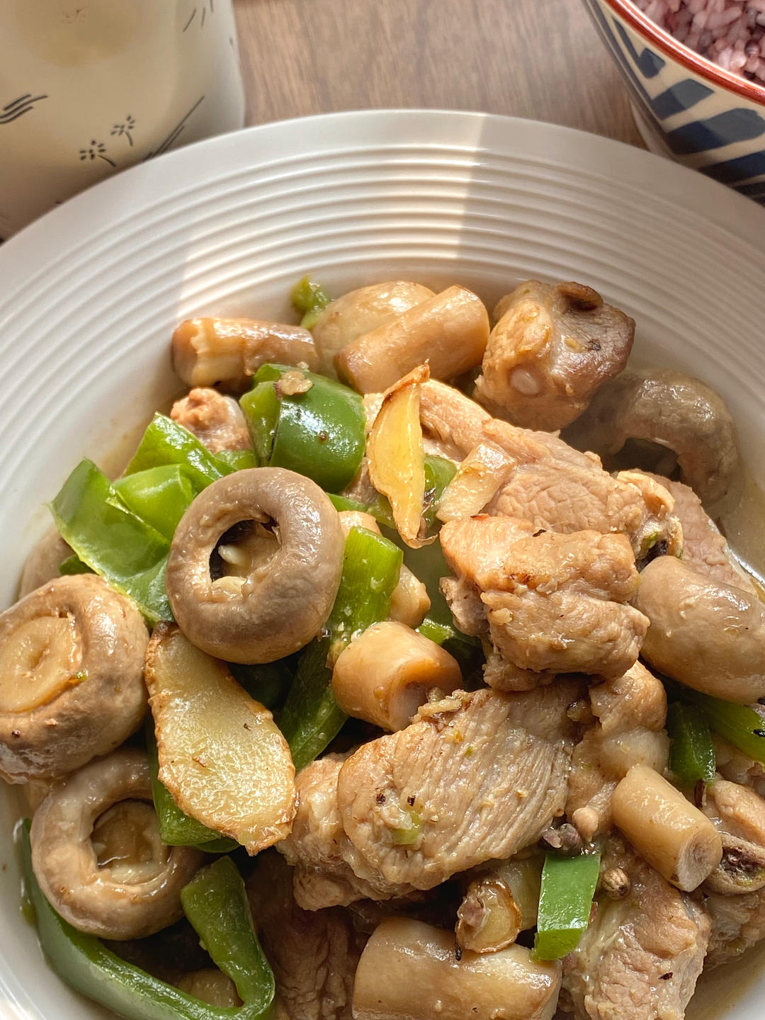 只用白胡椒和盐的口蘑烧排骨，荤素一锅出！