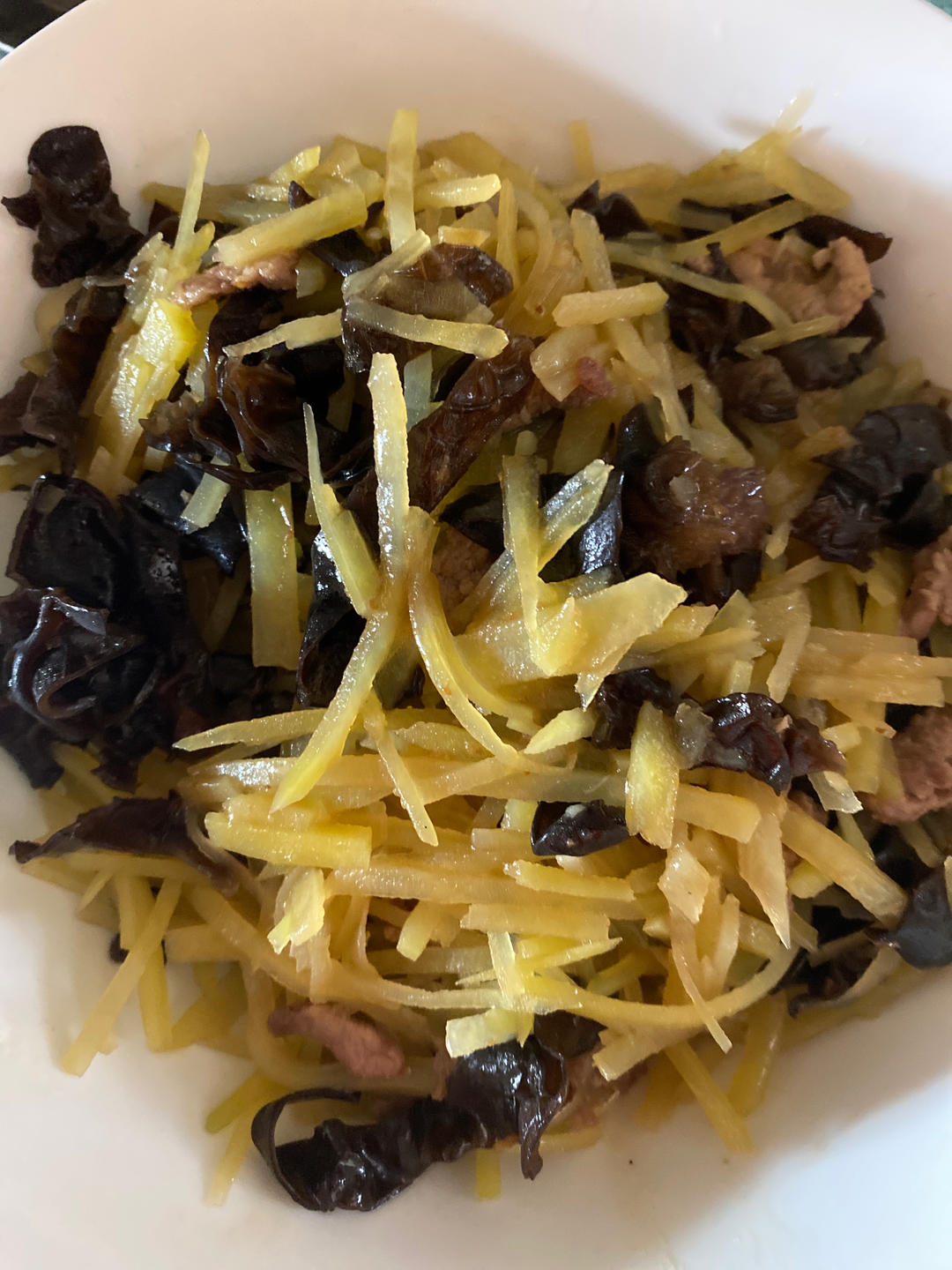 家常土豆片木耳炒肉