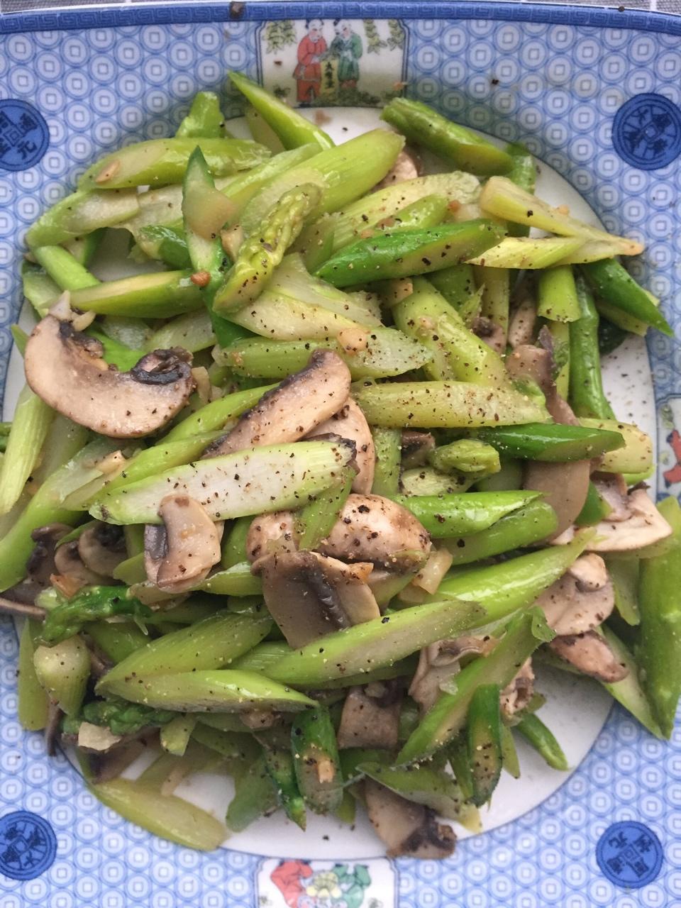 芦笋炒蘑菇