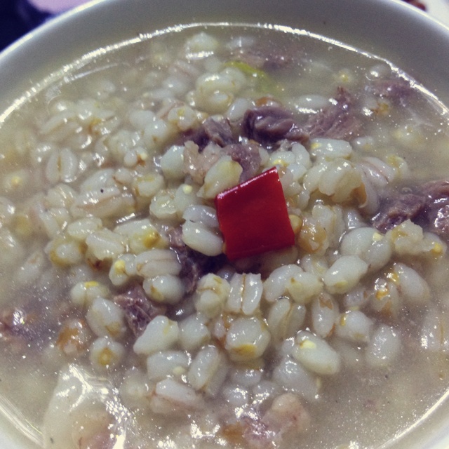 麦仁饭【青海】：青海的西宁人，虽是汉族人居多，可是腊八不吃粥，而是吃麦仁饭。将新碾的麦仁，与牛羊肉同煮，加上青盐、姜皮、花椒、草