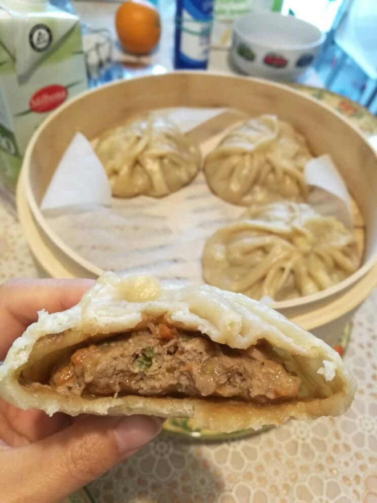 松软多汁的肉包子