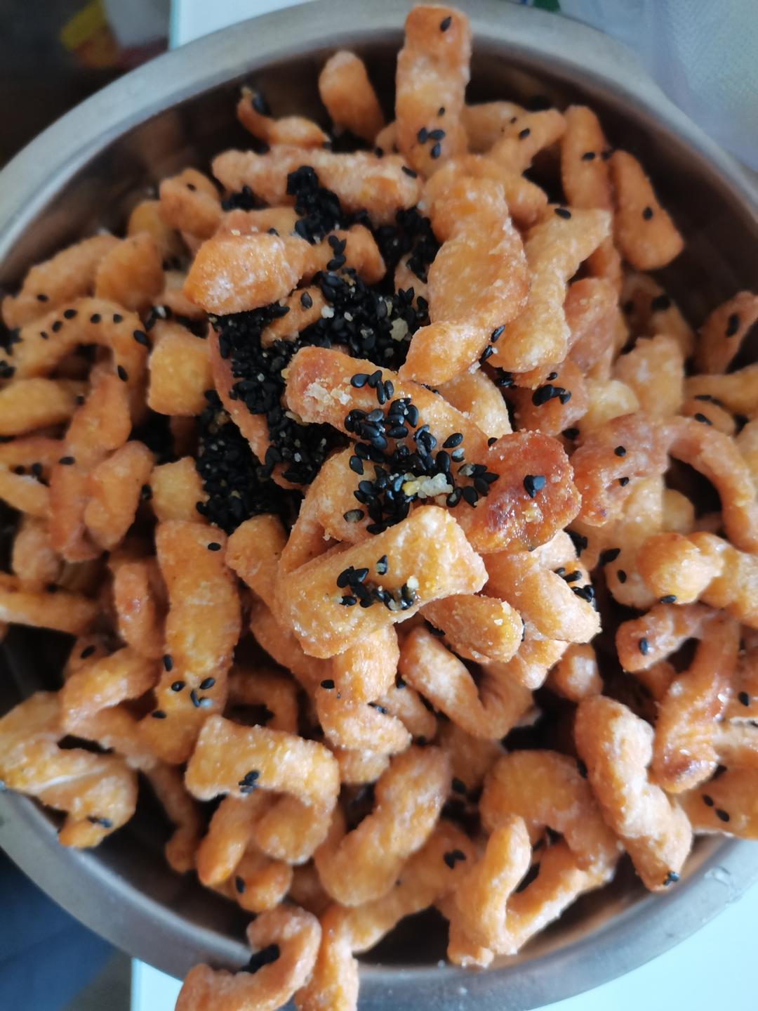 两个鸡蛋一碗面粉，不添加，制作简单的炸面条