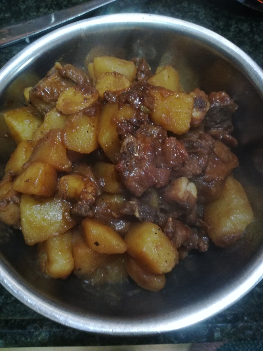 排骨炆土豆的做法