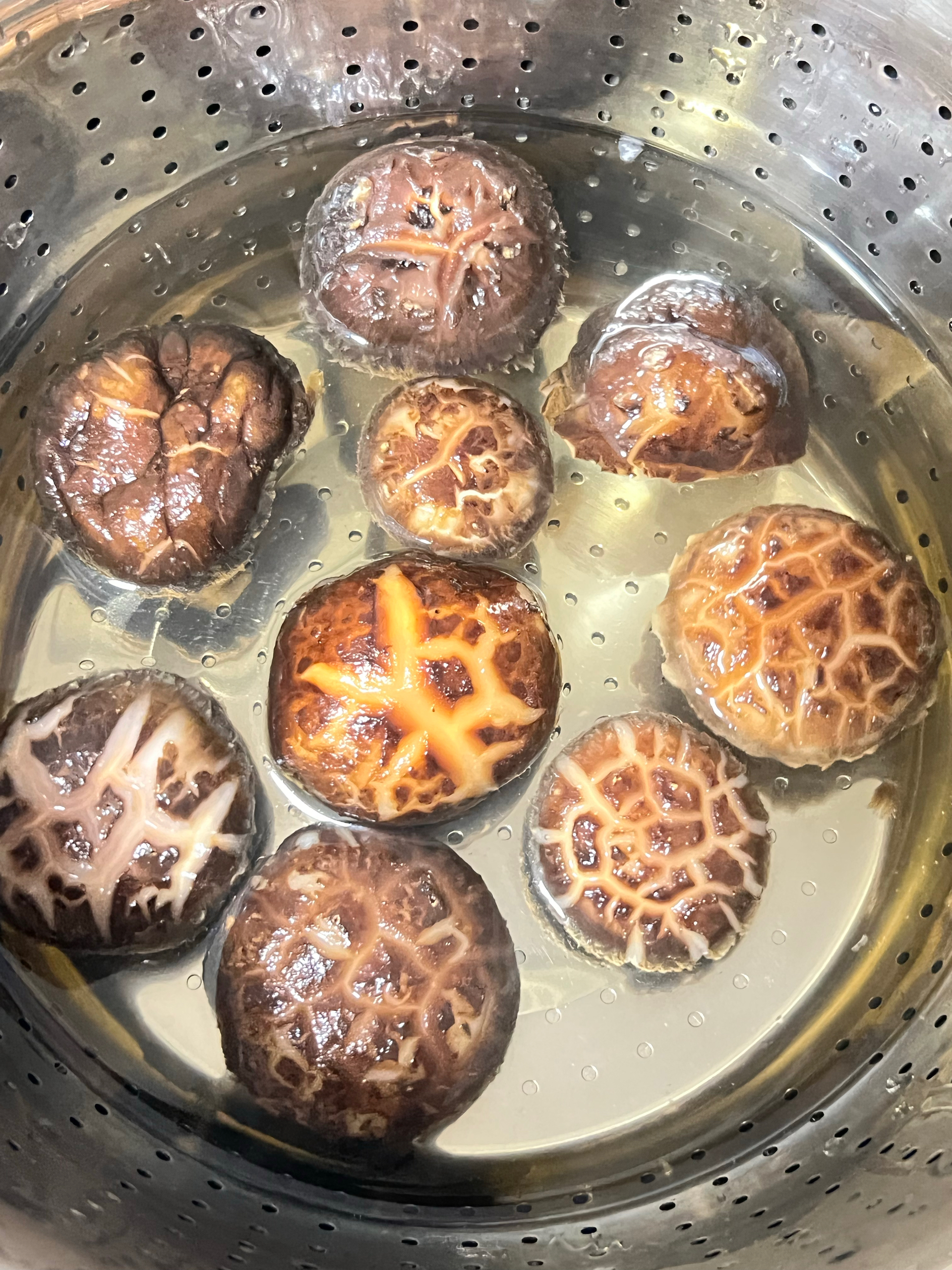 香菇玉米炖鸡汤的做法 步骤2