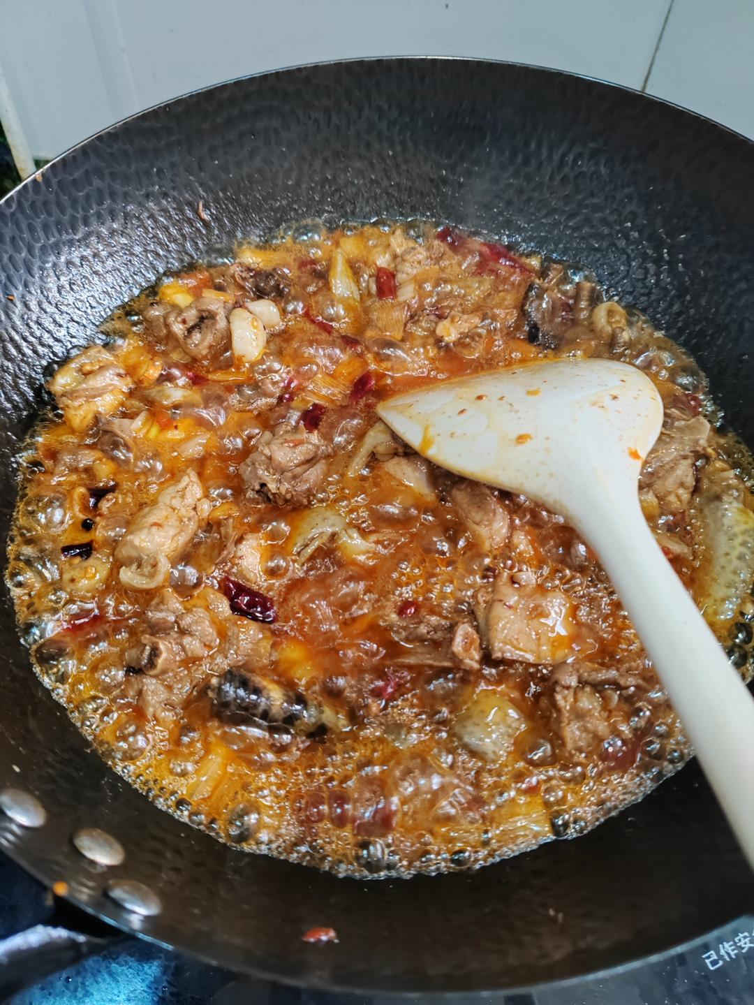 厨师长教你：“芋儿烧鸡”的做法，芋头香糯软烂，鸡肉细嫩脱骨