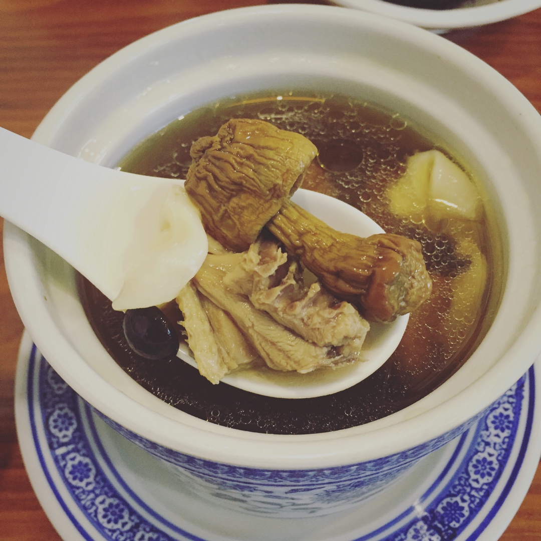 好孩子楠楠做的松茸土鸡汤