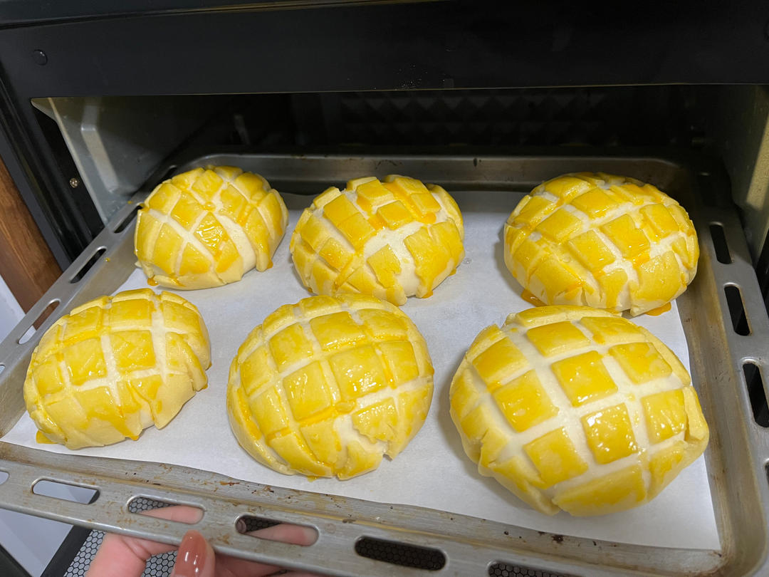 好吃到炸裂的港式菠萝包（附带制作酥皮的小视频）