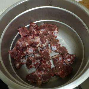 爸爸的菜谱：新疆羊肉汤的做法 步骤1