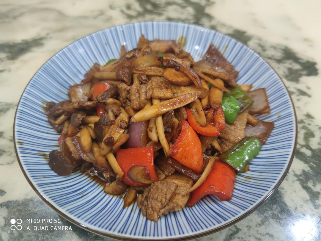 五花肉炒鲜茶树菇