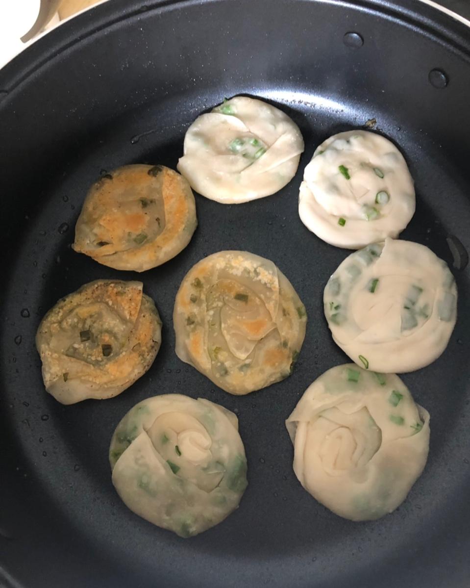 【饺子皮葱油饼】
