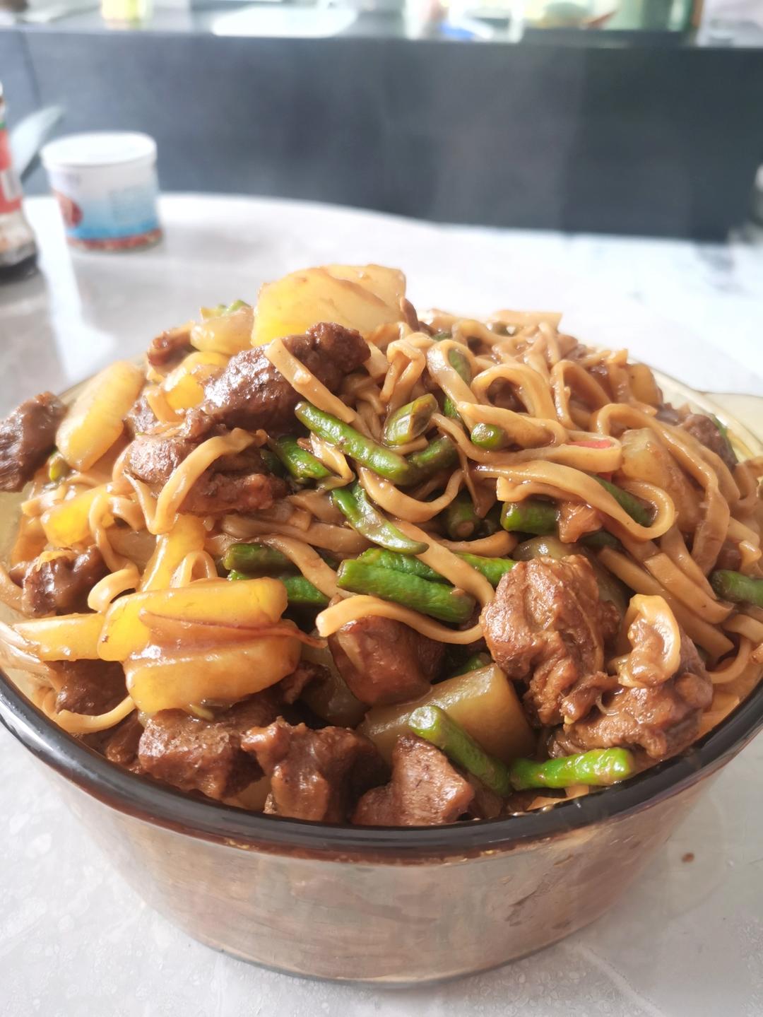 每一根面条都吸满了羊肉汁的「羊肉豆角焖面」