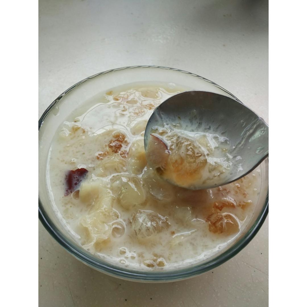 桃胶雪莲子雪燕银耳桂圆红枣羹
