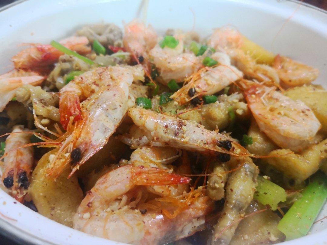 超简单的明虾鸡爪煲