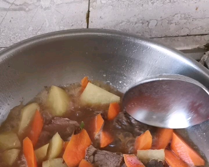 土豆炖牛肉胡萝卜的做法