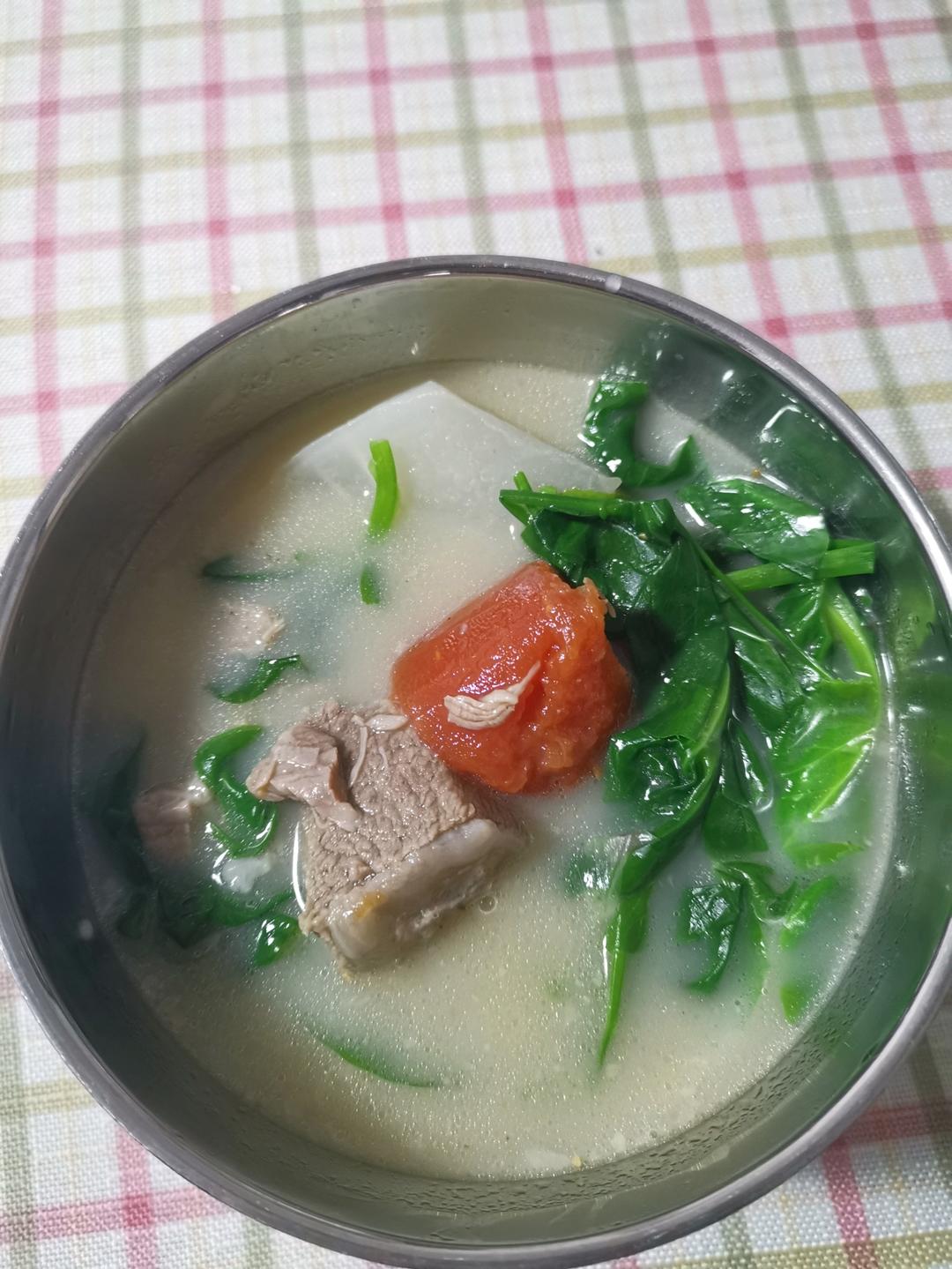 清炖羊排，老爸的拿手菜，汤鲜味浓，羊肉软烂，连萝卜都非常好吃