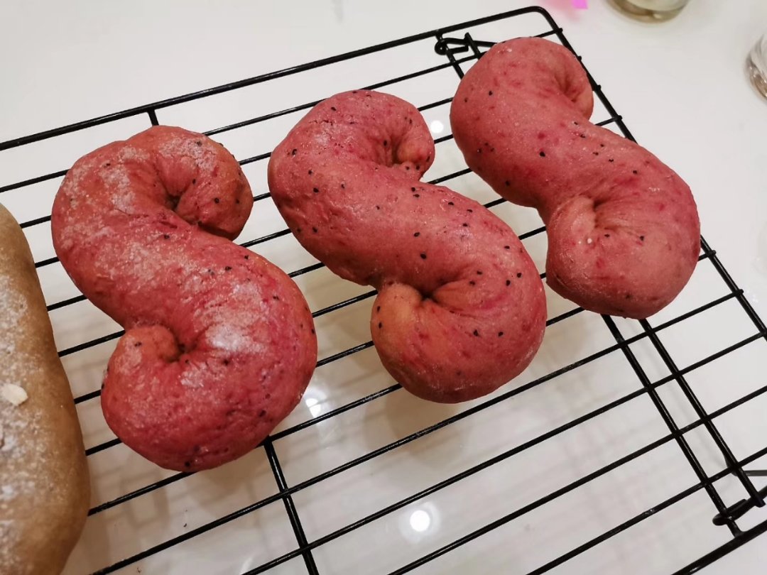 粉嫩的火龙果麻薯软欧面包