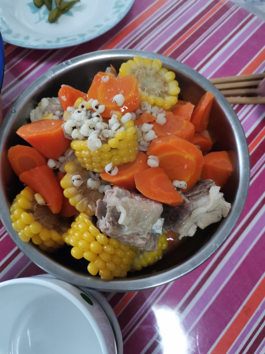 胡萝卜玉米薏仁排骨汤
