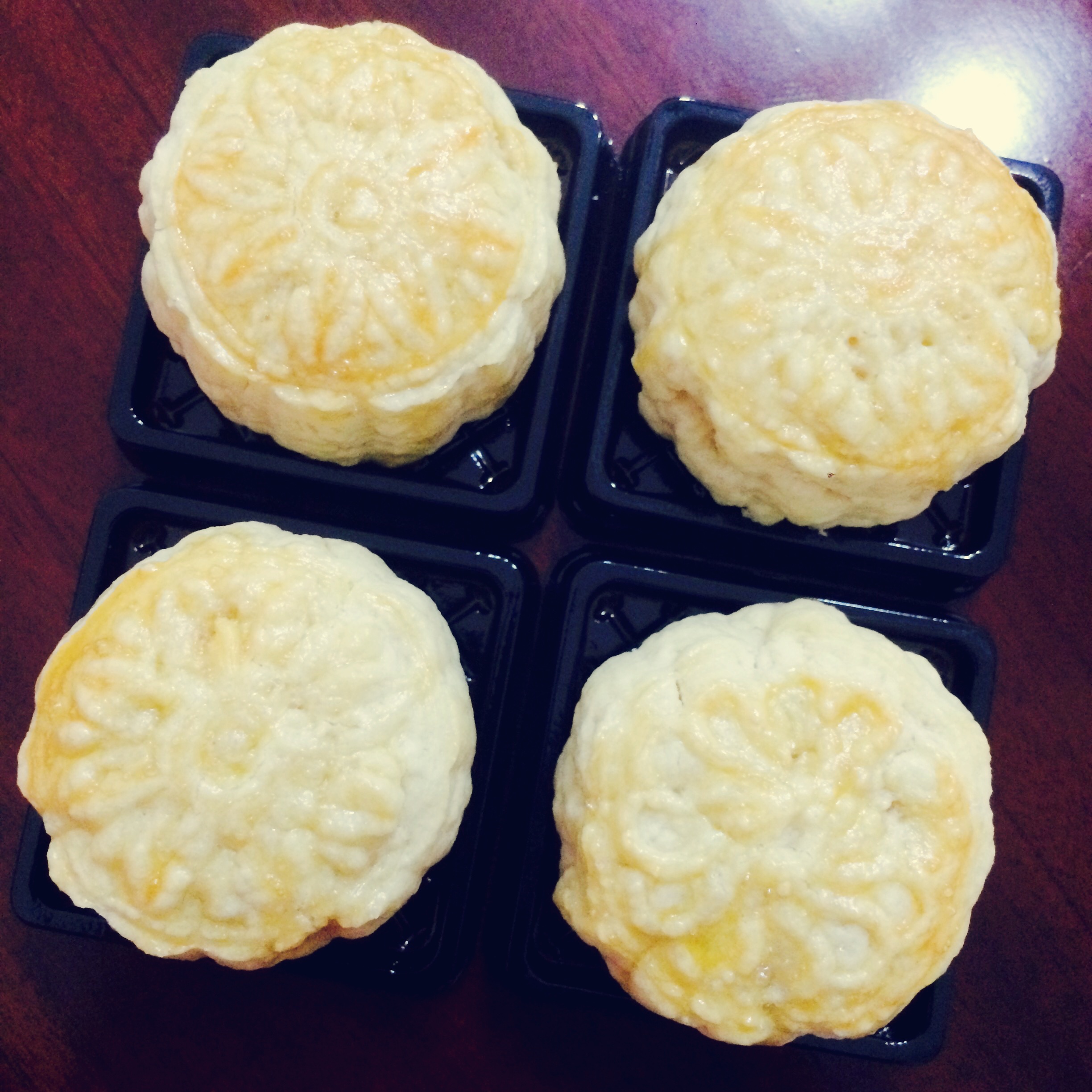 粒粒蛋黄半岛奶黄月饼