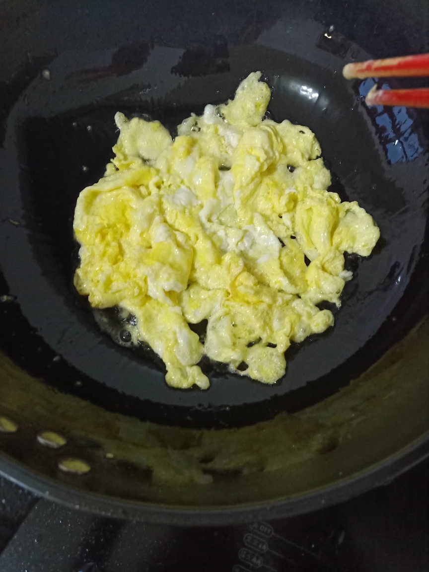 蒜毫炒鸡蛋的做法 步骤3