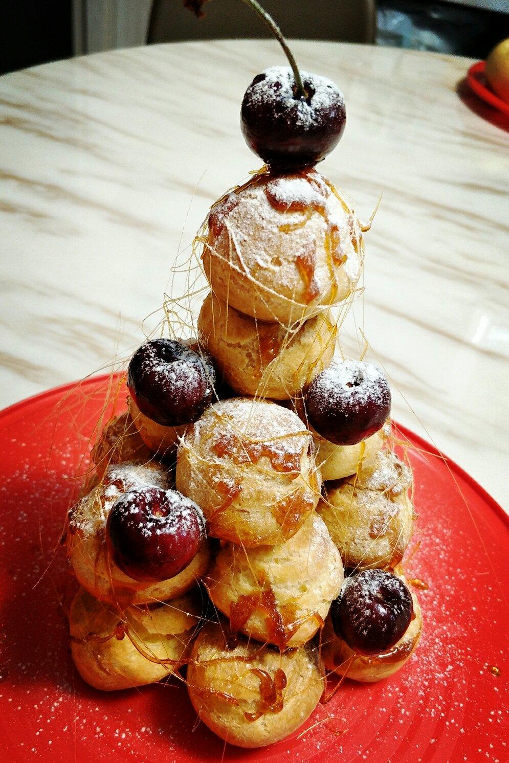 美食喵咪做的圣诞雪景焦糖泡芙塔