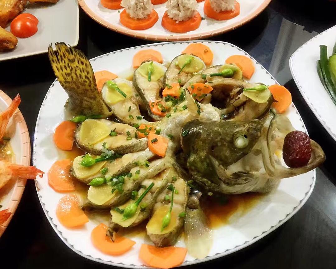 最美年夜饭-🦚孔雀开屏🐟连年有余🐟（清蒸鲑鱼）的做法